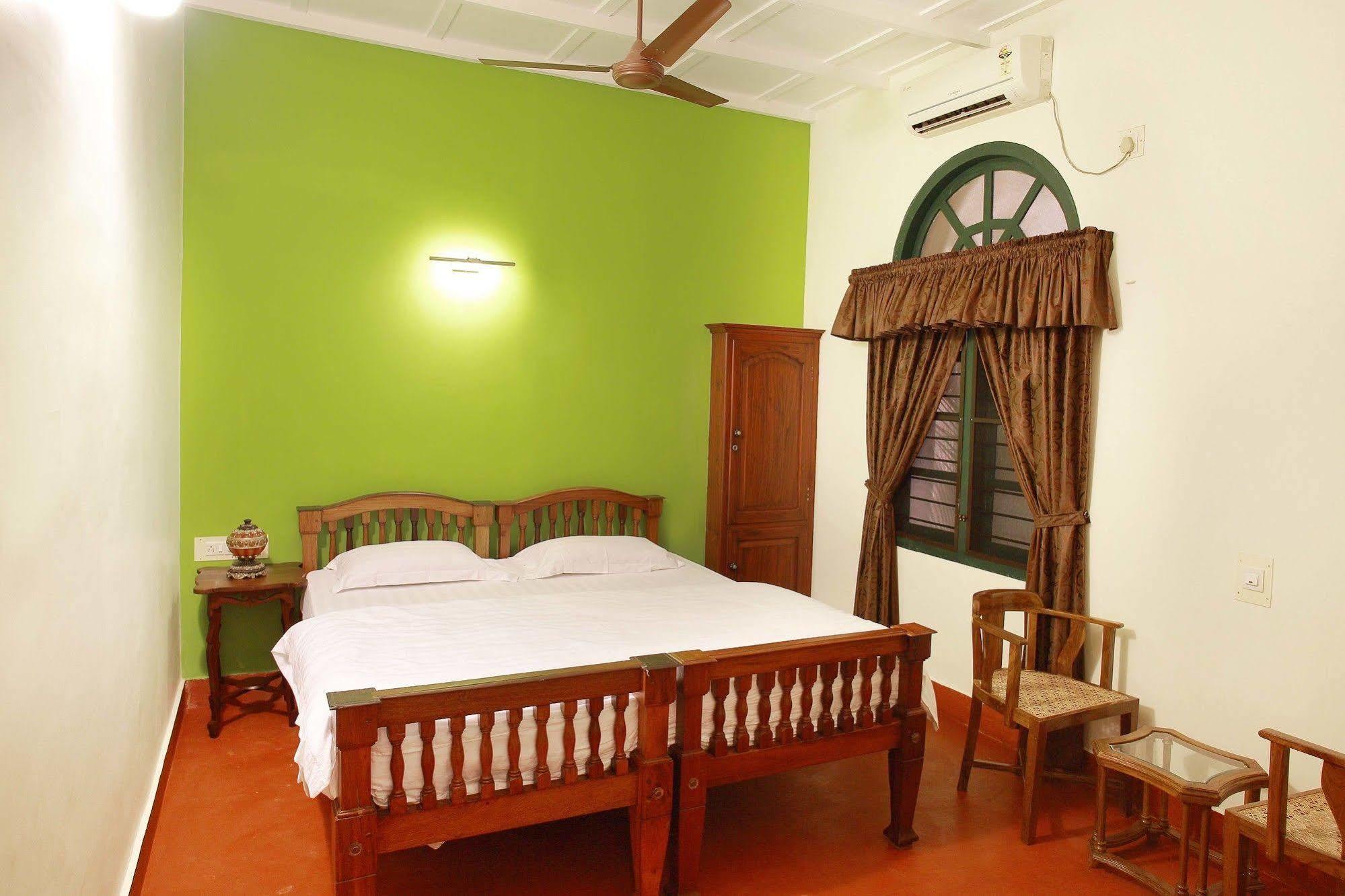 לינה וארוחת בוקר Kochi Elphinstone Residency מראה חיצוני תמונה