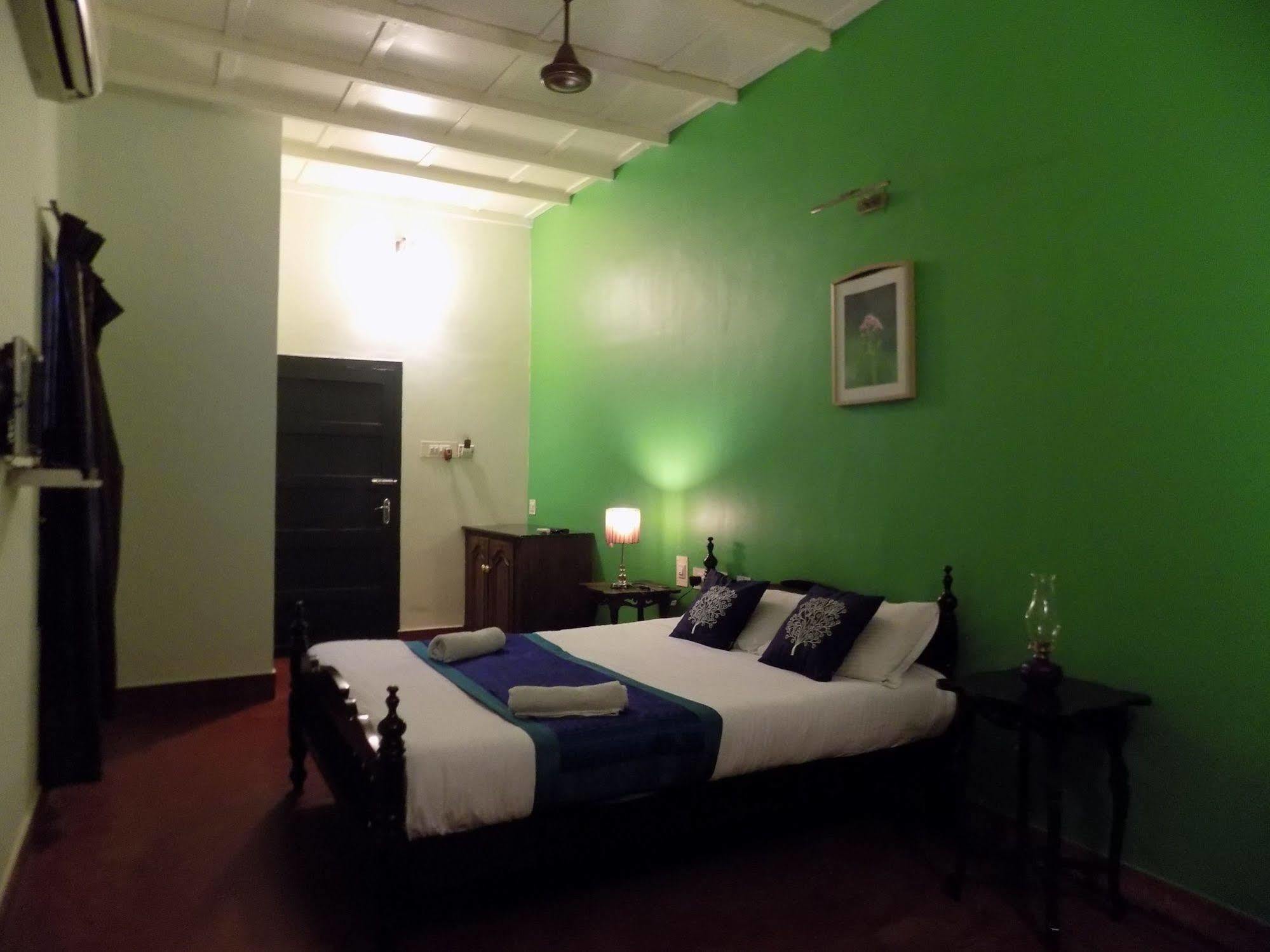 לינה וארוחת בוקר Kochi Elphinstone Residency מראה חיצוני תמונה