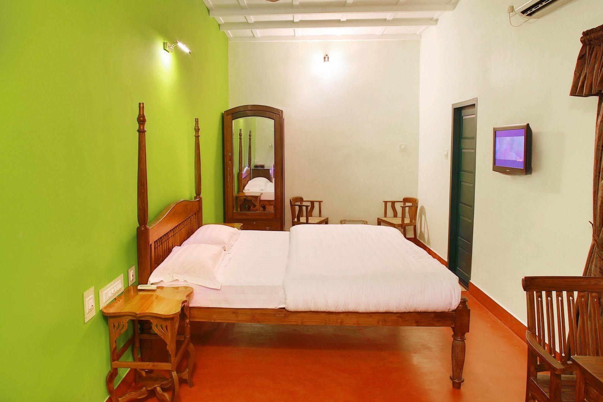 לינה וארוחת בוקר Kochi Elphinstone Residency מראה חיצוני תמונה