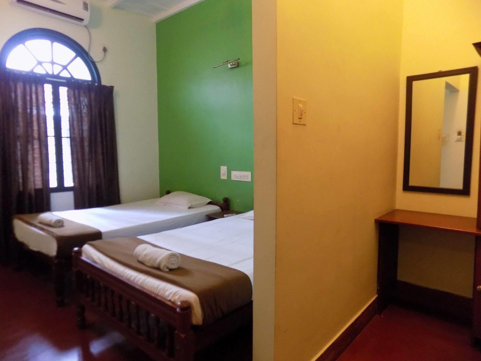 לינה וארוחת בוקר Kochi Elphinstone Residency מראה חיצוני תמונה