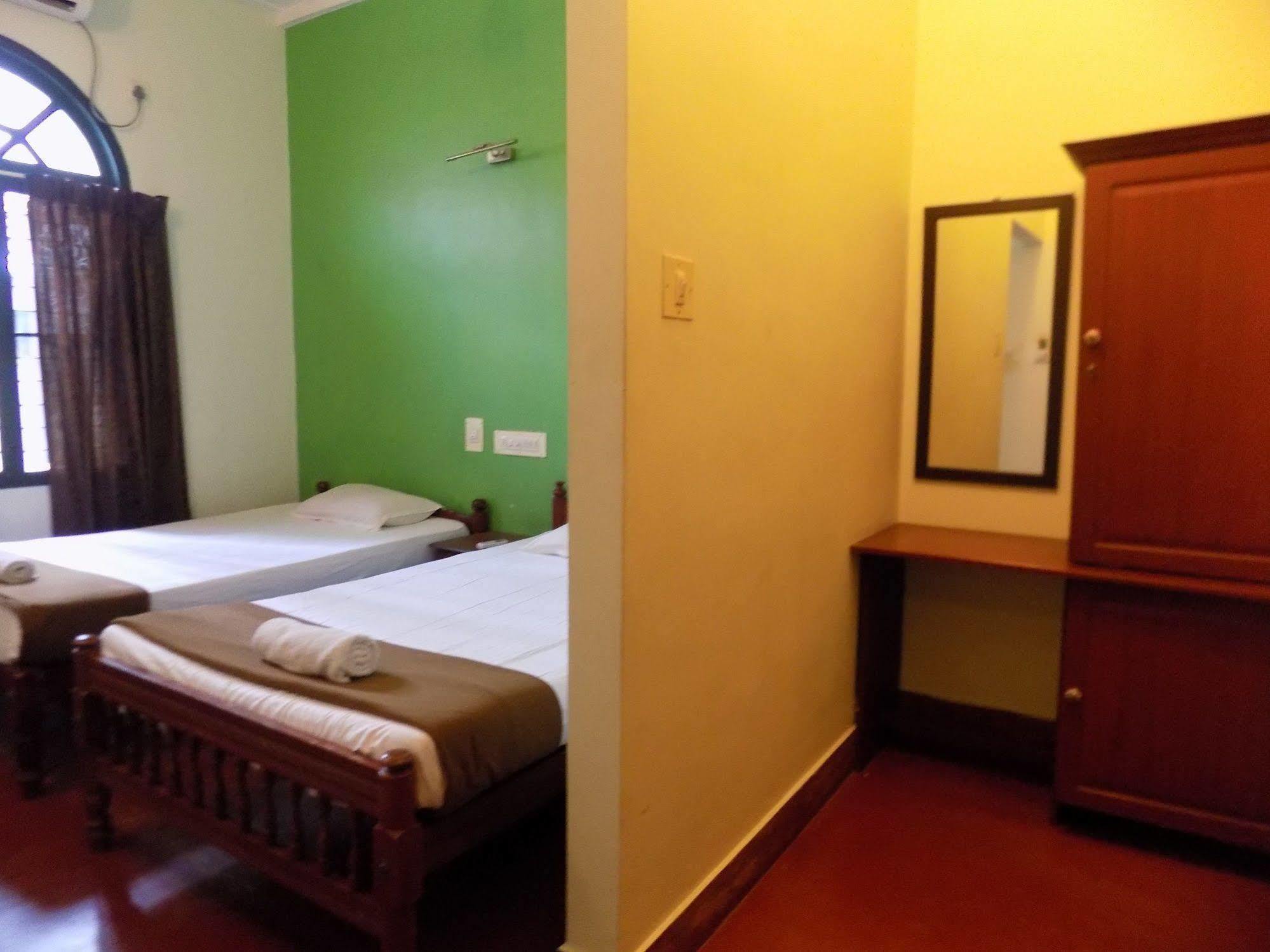 לינה וארוחת בוקר Kochi Elphinstone Residency מראה חיצוני תמונה
