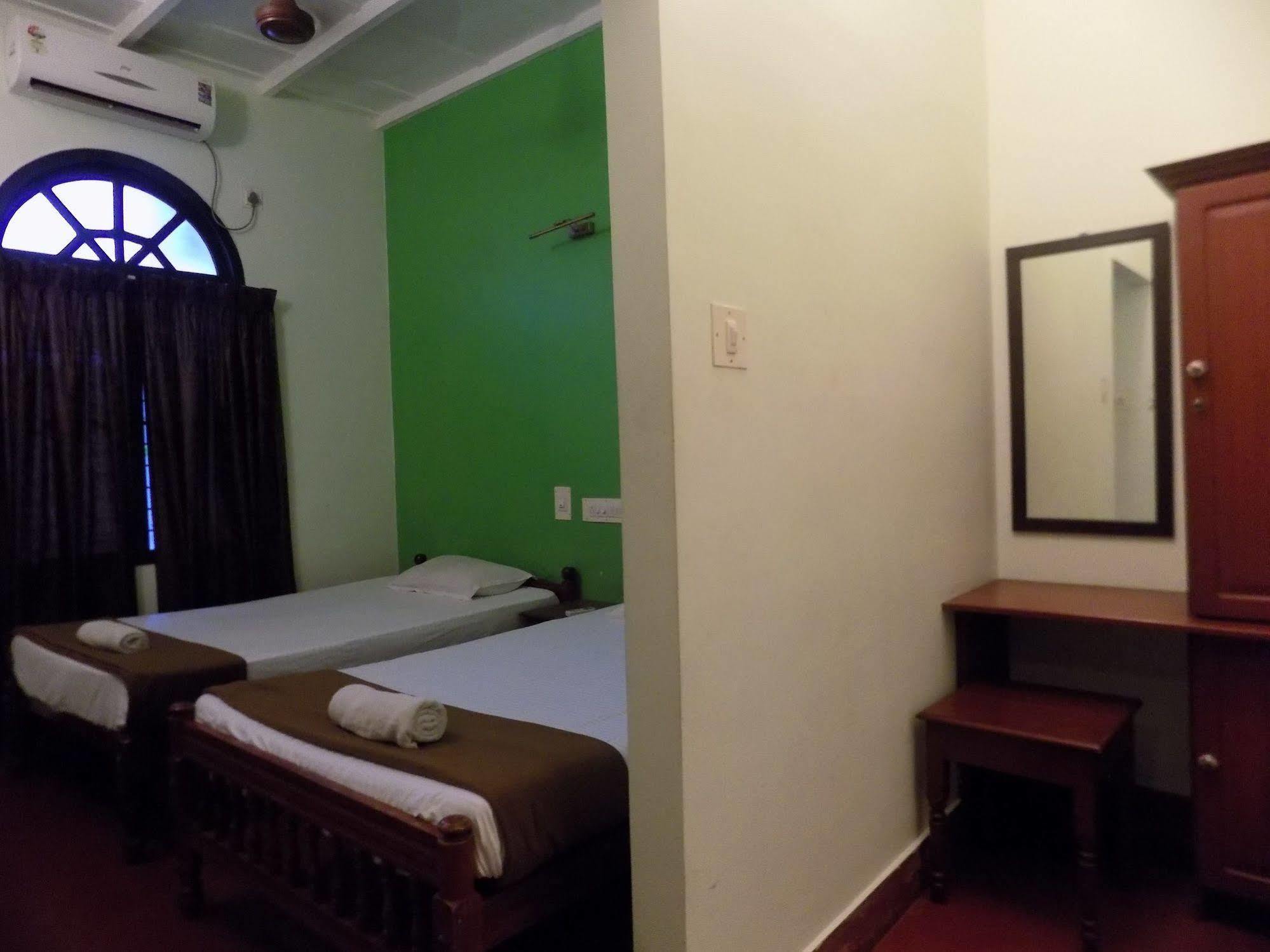 לינה וארוחת בוקר Kochi Elphinstone Residency מראה חיצוני תמונה