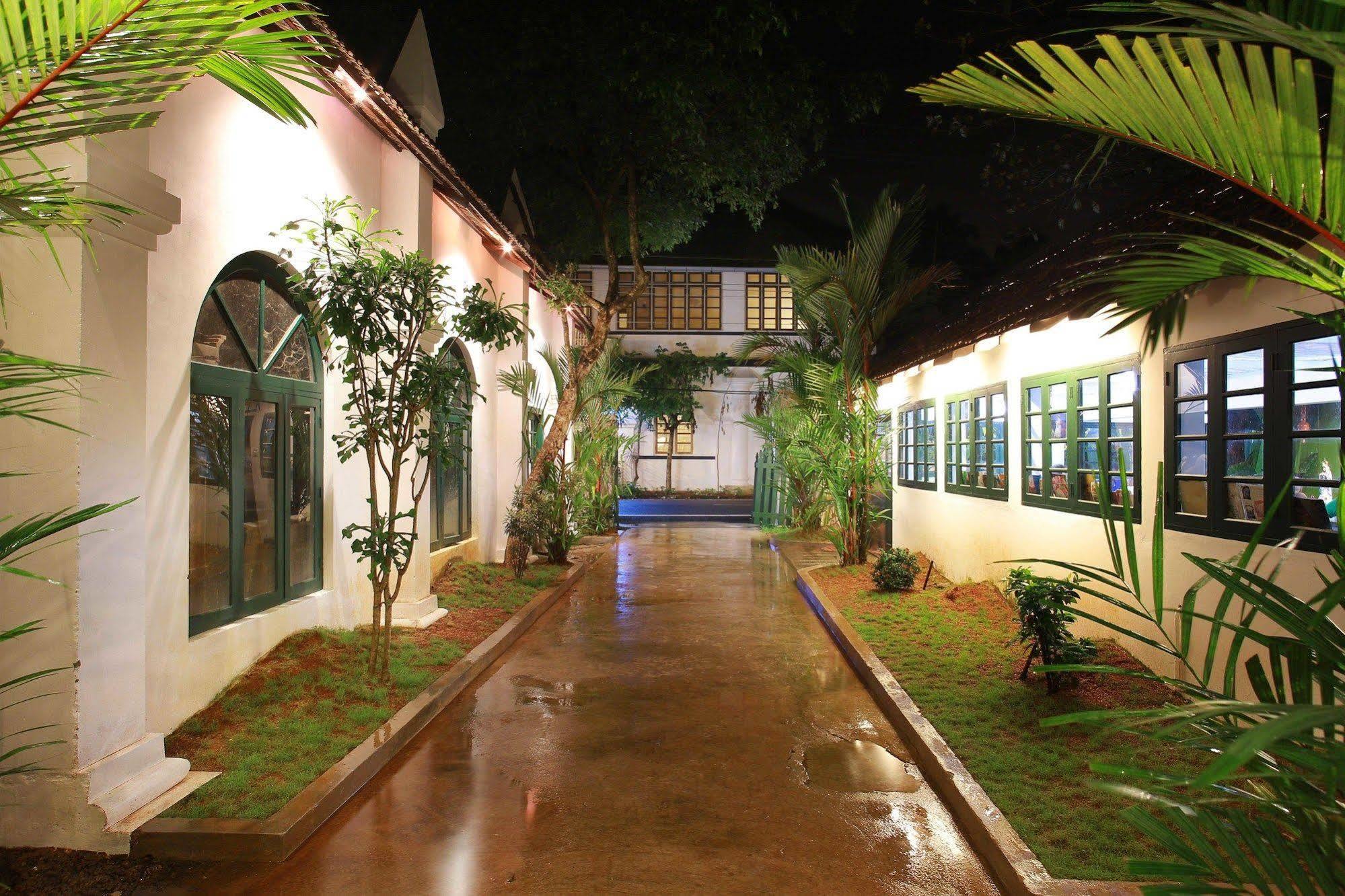 לינה וארוחת בוקר Kochi Elphinstone Residency מראה חיצוני תמונה